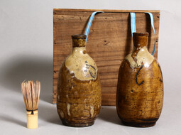 2 alte Sake-Flaschen online kaufen | © Shoji Bau | Japanische Möbel und Antiquitäten